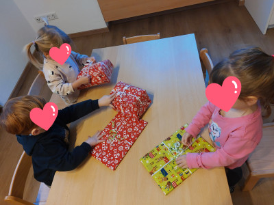 Weihnachtsgeschenke auspacken