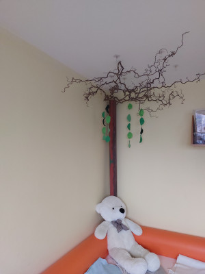 und ein Baum, der gerade ergrünt